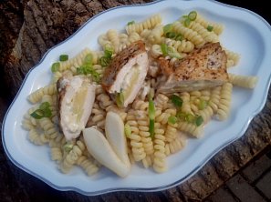 Kapsy plněné (nejen) hruškou se sýrovou omáčkou