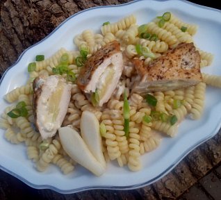 Kapsy plněné (nejen) hruškou se sýrovou omáčkou