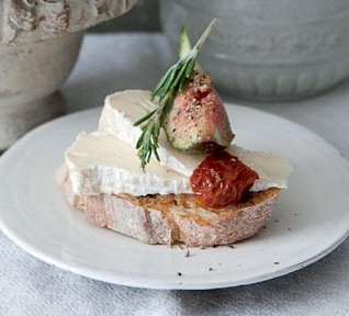 Obložený chléb s fíky