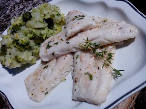 Candát se šťouchaným bramborem s brokolicí