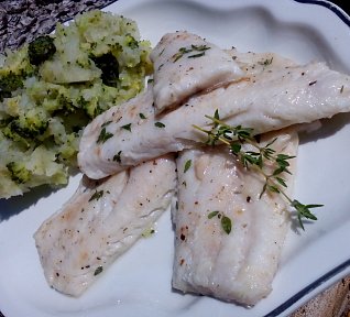 Candát se šťouchaným bramborem s brokolicí