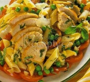 Salát s kuřecími prsíčky a těstovinami