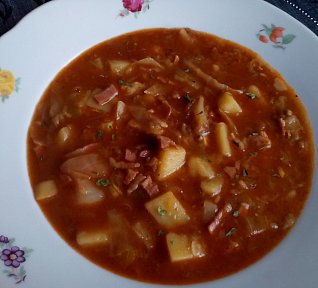 Zelná polévka s chlebem