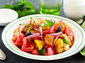 Panzanella, salát s chlebem