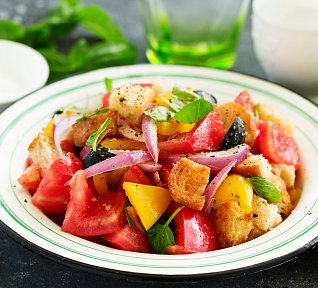 Panzanella, salát s chlebem