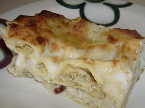 Lasagne s pestem, ricottou a sušenými rajčaty Lasagne s pestem, ricottou a sušenými rajčaty