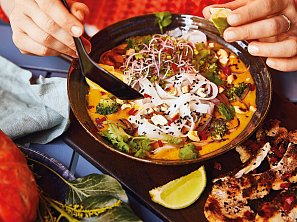 Dýňová laksa s rýžovými nudlemi a kuřetem