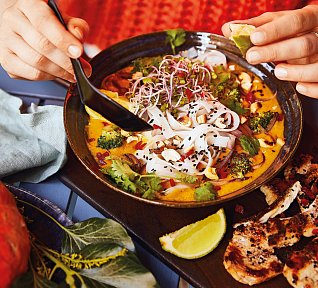 Dýňová laksa s rýžovými nudlemi a kuřetem