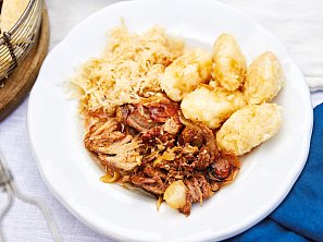 Výpečky s chlupatými knedlíky a zelím