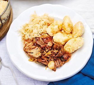 Výpečky s chlupatými knedlíky a zelím