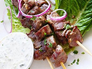 Souvlaki s tzatziki Souvlaki s tzatziki