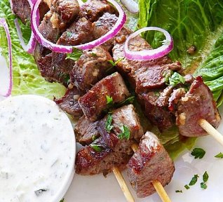 Souvlaki s tzatziki Souvlaki s tzatziki