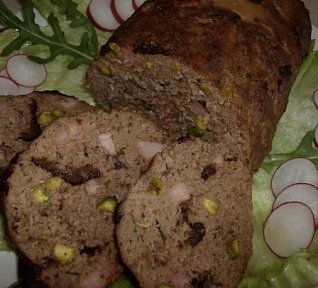 Sváteční sekaná s pistáciemi a švestkami