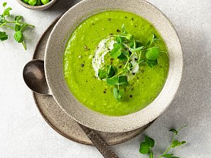 Polévka z hrášku a pečeného fenyklu