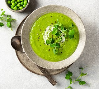 Polévka z hrášku a pečeného fenyklu