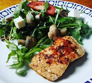 Salát z rukoly s lososem