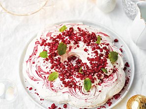 Pavlova s granátovým jablkem a sušenými malinami