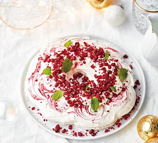 Pavlova s granátovým jablkem a sušenými malinami