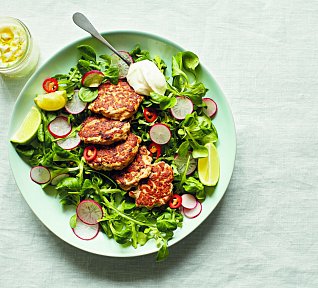 Rybí karbanátky se salátem