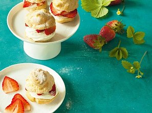 Větrníčky se šlehačkou a jahodami