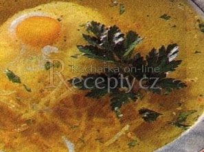 Hovězí vývar s vejcem a sýrem