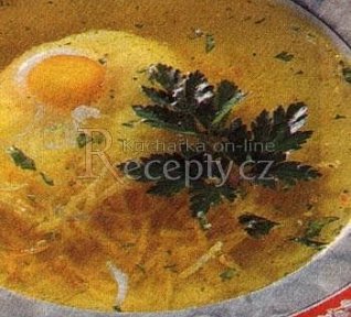 Hovězí vývar s vejcem a sýrem