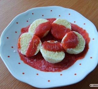 Krupicové knedlíky s jahodovou omáčkou