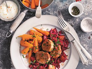 Vepřová panenka s karamelizovanou mrkví a červeným zelím