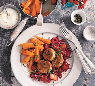 Vepřová panenka s karamelizovanou mrkví a červeným zelím