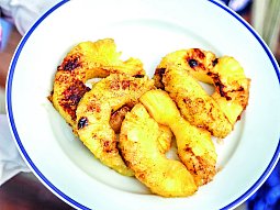 Grilovaný ananas s medem