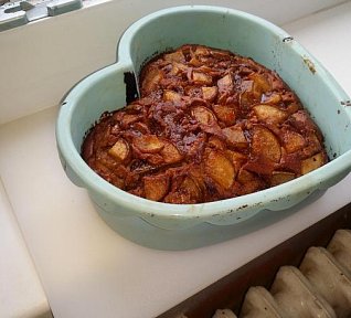 Čokoládová bábovka s hruškami v karamelu