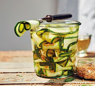 Cuketové pickles s koprem
