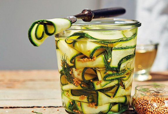 Cuketové pickles s koprem