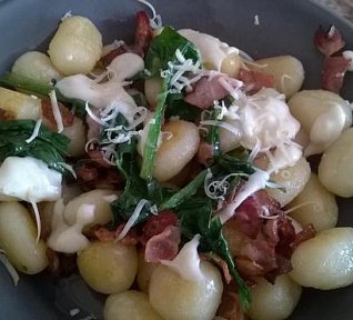 Gnocchi se slaninou, špenátem a sýrovou omáčkou