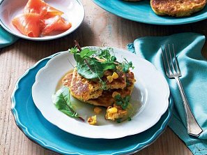 Kukuřičné placičky s uzeným lososem