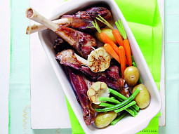 Jehněčí kolínka se zeleninou