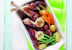 Jehněčí kolínka se zeleninou