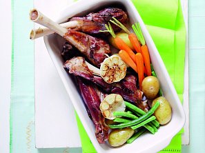 Jehněčí kolínka se zeleninou