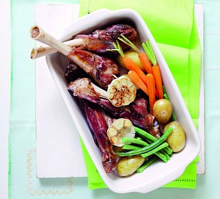 Jehněčí kolínka se zeleninou