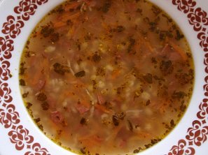 Jednoduchá kroupová polévka se salámem