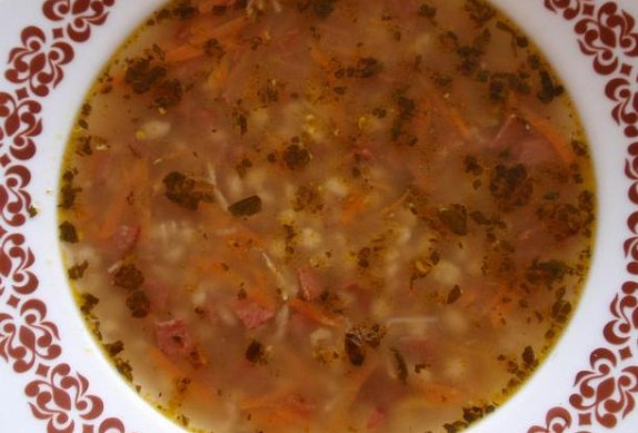 Jednoduchá kroupová polévka se salámem