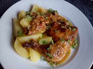 Hořčicové kuře (králík) na slanině Hořčicové kuře (králík) na slanině