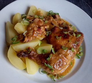 Hořčicové kuře (králík) na slanině