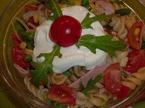 Těstovinový salát se šunkou