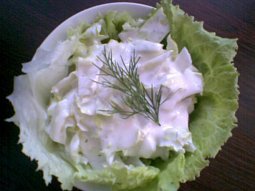 Ledový salát s česnekovo-koprovou smetanou