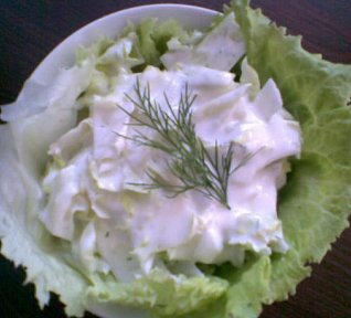 Ledový salát s česnekovo-koprovou smetanou