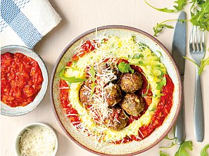 Šťavnaté masové koule s parmazánem a rajčaty