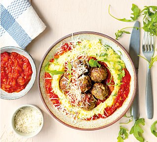 Šťavnaté masové koule s parmazánem a rajčaty