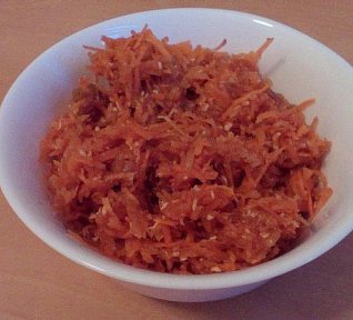 Mrkvový salát s jablky a kokosem