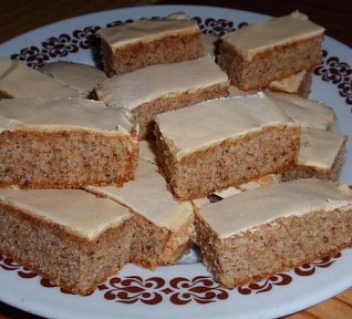 Ořechové řezy se žloutkovou polevou